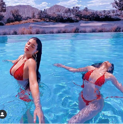 Kylie Jenner News, Kylie Jenner Photoshoot, Pool Picture, Kylie Kristen Jenner, Modeling Tips, Kendall Jenner Style, Red Bottoms, Summer Photos, Kylie Jenner