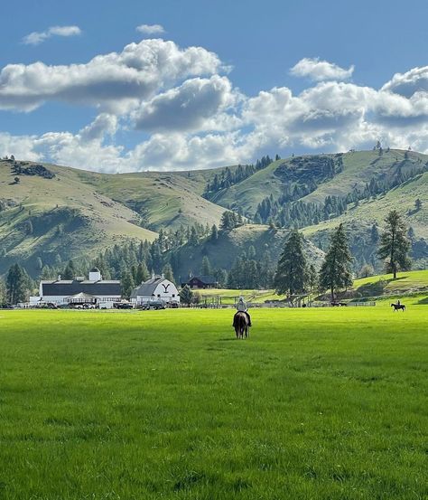 Yellow Stone Ranch House, Yellow Stone House, Wyoming Farm, Chestnut Springs, Mountain Farm, Cowboy Romance, Country Aesthetic, Cowboy Aesthetic, Hollywood Homes