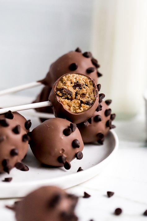 starbucks cookie dough cake pop stacked on top of each other with mini chocolate chips on top Starbucks Cookie, Cookie Dough Cake Pops, Starbucks Cookies, Starbucks Cake Pops, Starbucks Cake, Cookie Dough Cake, Gooey Cookies, Chocolate Chip Cookie Cake, Frozen Cookie Dough