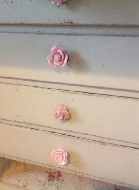 Flores Pink, Beautiful Dresser, Shabby Chic Dresser, Dresser Handles, Girly Room, Shabby Chic Pink, Chic Interior, Cute House, Rose Cottage