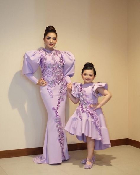 Ashanty kerap membagikan potret kebersamaannya dengan sang putri, Arsy. Dalam foto-foto terlihat keduanya selalu tampil kompak dan sangat mirip bak kembar. Mom And Daughter Matching, Mother Daughter Outfits, Couture Sewing Techniques, Batik Dress, Couture Sewing, Modest Fashion Outfits, Mom Daughter, Matching Outfits, Modest Fashion