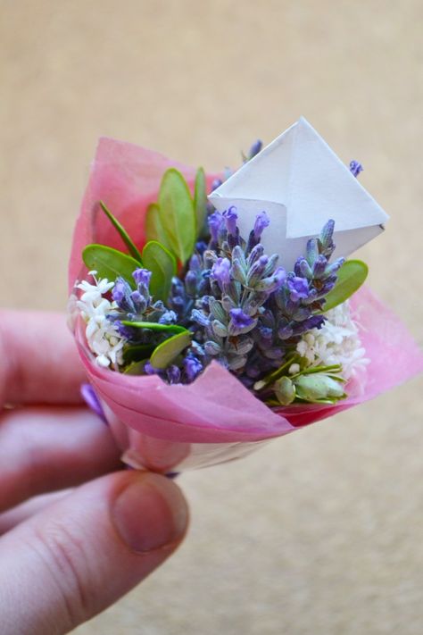 These mini bouquets make adorable gifts, and can easily be attached to a card or note. Mini Choses, Mini Bouquets, Diy Flores, Making A Bouquet, Floral Arrangements Diy, Flower Arrangements Diy, Deco Floral, Mini Things