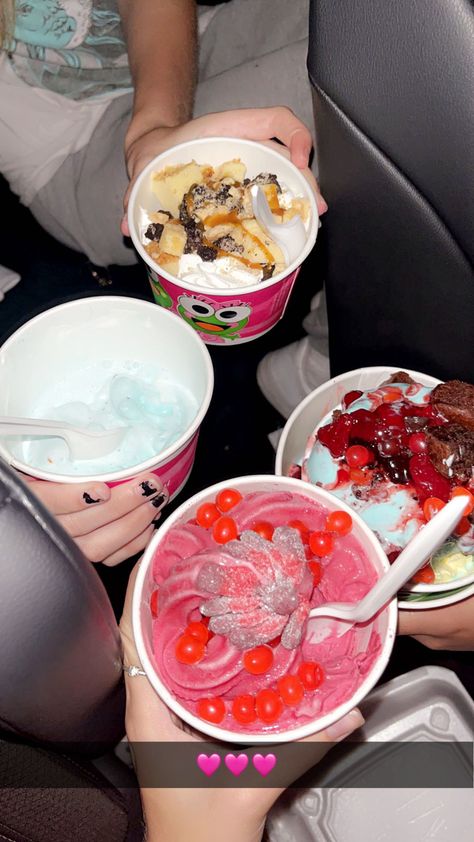 Sweet Frog Frozen Yogurt Aesthetic, Frozen Yogurt Aesthetic, Sweet Frog Frozen Yogurt, Food Dessert Aesthetic, Sweet Frog, Dessert Aesthetic, Aesthetic Friends, Food Dessert, Frozen Yogurt