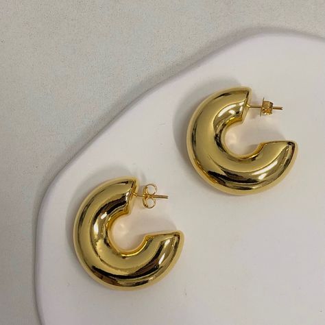 bold jewerly gold earings aesthetic clean girl Clean Girl Earrings, Bold Gold Jewelry Aesthetic, Gold Chunky Earrings Aesthetic, Golden Hoop Earrings Aesthetic, Gold Jewelry Aesthetic Y2k, Color Palate, Metal Design, Photo Jewelry, Gold Earrings