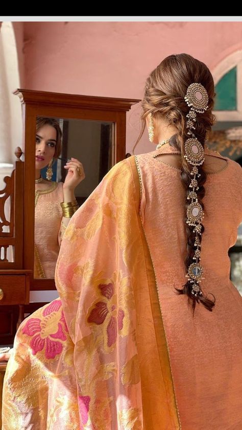 Fancy Indian Hairstyles, Chutiya Hairstyle, Shadi Hairstyles, Engagement Hairdo, Lakme Fashion Week 2015, Mehndi Hairstyles, Minal Khan, Hair Styels, Bridal Makeup Images