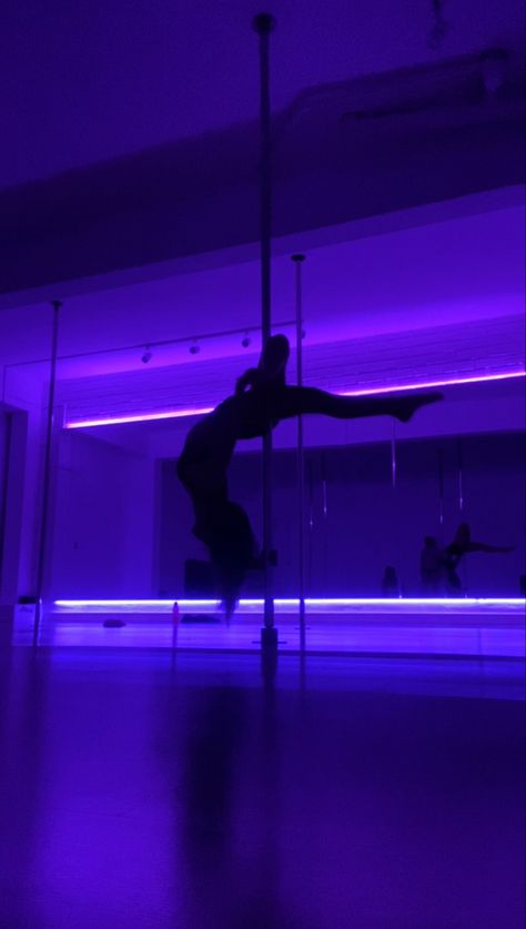 Dancing On Pole Aesthetic, Pole Aesthetic, Pole Dance Studio, Pool Dance, Scrapbook Planning, Dancer Lifestyle, Dance Aesthetic, Pole Moves, Nightclub Aesthetic