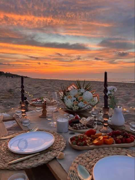 Romantic Beach Proposal, Sunset Proposal Ideas, Proposal Aesthetic Faceless, Proposal Engagement Aesthetic, Gf Proposal, Proposal Aesthetic, Surprise Proposal Pictures, Sunset Proposal, Proposal Spots