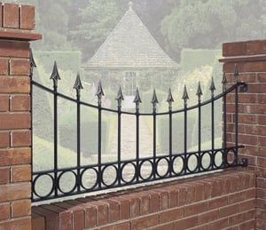 Cheap Fence Ideas, Iron Railings Outdoor, Boundry Wall, Fence And Gate, Fence Wall Design, Curved Railing, Garden Railings, Metal Fence Panels, Metal Railing