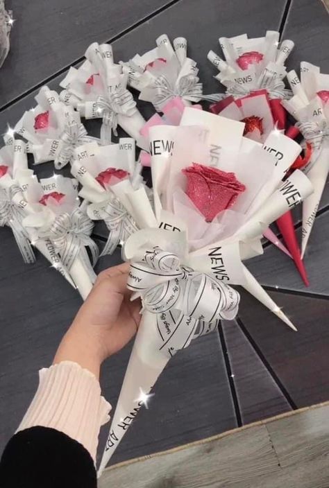 Cone Bouquet, Bouquet Diy Gift, Single Rose Bouquet, Single Flower Bouquet, Bouquet Making, Pita Satin, Bouquet Packaging, Mothers Day Balloons, Bridal Bouquet Flowers