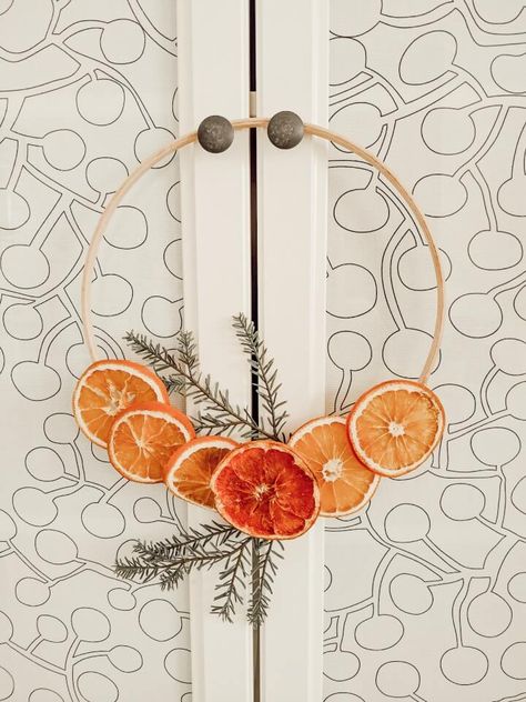 Dried Orange Wreath, Julkransar Diy, Orange Wreath, Bohemian Christmas, Weihnachten Diy, Natural Christmas Decor, Simple Christmas Decor, Natural Christmas, Boho Christmas