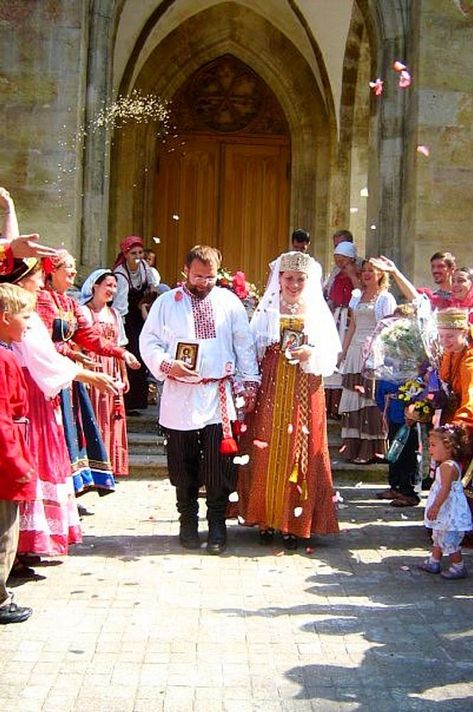 A moment of a traditional Russian wedding Russian Wedding Traditions, Russian Wedding Dress, Russian Traditional Clothing, Russian Wedding, Russian Culture, Wedding Traditions, Perfect People, Traditional Wedding, Traditional Outfits