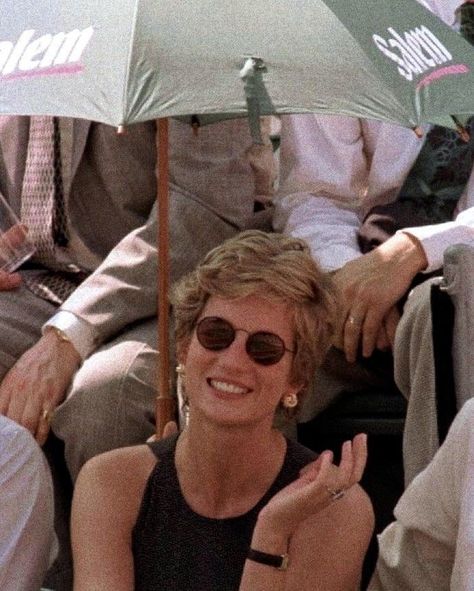 Cartier Tank Watch, Earl Spencer, Diana Style, Princess Diana Fashion, Princess Diana Photos, Princess Diana Pictures, Style Transformation, Tank Watch, Diana Fashion