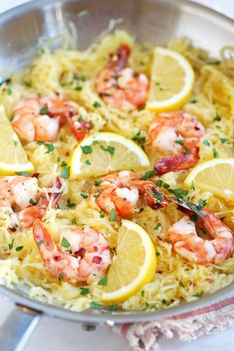 If you like shrimp scampi then you will love this quick and easy lemon and herb spaghetti squash with roasted shrimp that is healthy and full of flavor Spaghetti Squash Shrimp, Spaghetti Squash Recipes Healthy, Shrimp Spaghetti, Recipe Shrimp, Plats Healthy, Breakfast Low Carb, Roasted Shrimp, Spaghetti Squash Recipes, Diet Vegetarian