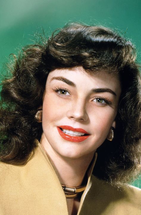 Hollywood Glamour Photography, Vintage Makeup Looks, Books Nature, Pinup Poses, Hollywood Women, Jennifer Jones, Vivien Leigh, Ingrid Bergman, Ava Gardner