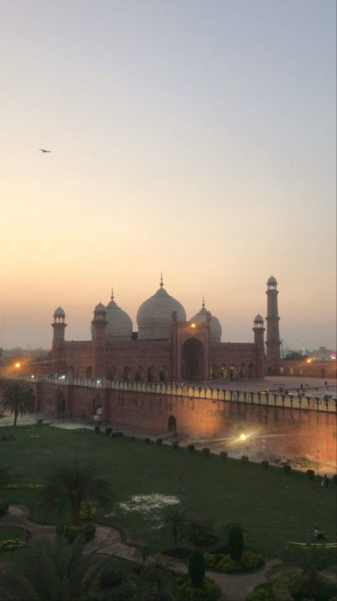 Mannat Murad, Old Lahore, Pakistani Aesthetic, Gilmore Guys, Pakistan Culture, South Asian Aesthetic, Pakistan Zindabad, Asian Aesthetic, Sky Photography Nature