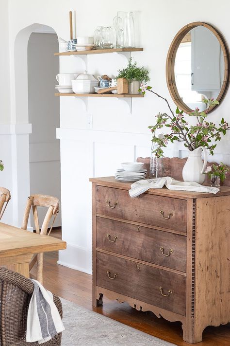 Cottage Sideboard, Dining Room Buffet Styling, Country Cottage Dining Room, Dining Rooms Farmhouse, Buffet Decor Ideas, French Country Dining Rooms, Rustic Dining Rooms, Cottage Style Dining Room, Small Buffet Table