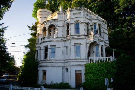 Take 'elevator' stairs from SW Broadway and Hoffman. Oregon Homes, Unusual Homes, State Of Oregon, Floating House, Unique Houses, Historical Landmarks, Historic Places, Home Photo, Historic Buildings