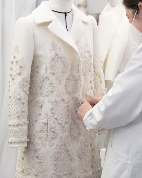 Zuhair Murad Bridal, Coat Women Fashion, Maria Grazia Chiuri, Woman Suit Fashion, Maria Grazia, Couture Details, Classy Work Outfits, Clothing Details, Zuhair Murad