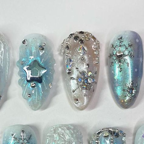 allycoolcattt🩰 on Instagram: "winter blizzard custom set ❄️🤍 - icy sets are so fun to make:,) I loved finding a way to sculpt the icicles, they turned out so pretty with the chrome layered on top!!☃️ - #gel #gelnails #nails #nailart #pressons #pressonnails #pressonnailsforsale #chrome #chromenails #3dnailart #3dnails #naildesign #nailsnailsnails #nailsofinstagram #glitternails" Icy Chrome Nails, Winter Icy Nails, Winter Ice Nails, Ice Princess Nails, Blue Icy Nails, Icy Blue Winter Nails, Icicles Nails, Icy Winter Nails, Chrome Snowflake Nails