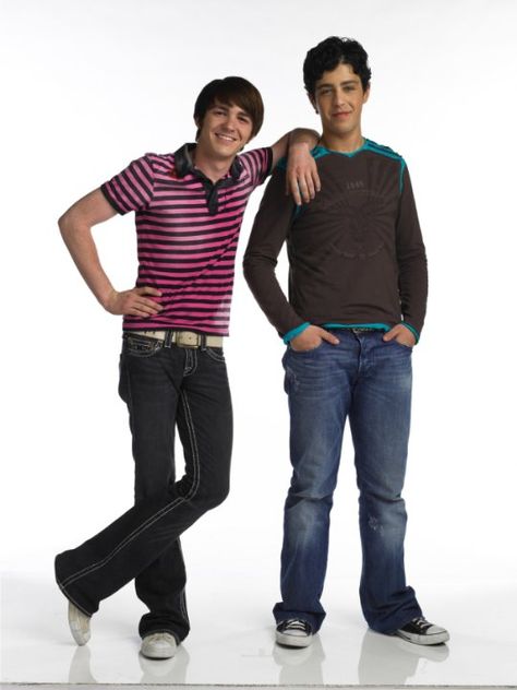 Drake Bell y Josh Peck Drake And Josh Costume, Drake And Josh Outfits, Y2k Birthday, Growing Up In The 2000s, Dan Schneider, Josh Peck, Drake & Josh, Drake And Josh, Drake Bell