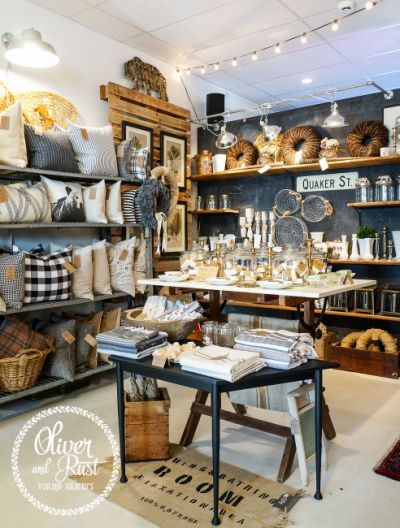 Retail Display Ideas Boutiques, Retail Display Shelves, Gift Shop Displays, Display Visual Merchandising, Diy Wood Shelves, Elegant Candle, Retail Store Display, Decor Studio, Store Interiors