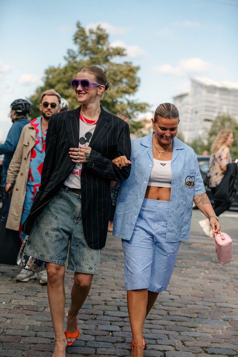 Street style at Spring 2024 Copenhagen Fashion Week. Copenhagen Street Style Summer, Scandi Street Style, What People Are Wearing, Summer Fashion Week, Copenhagen Fashion Week Street Style, Menswear Women, Scandi Fashion, Copenhagen Street Style, Fashion Week Trends