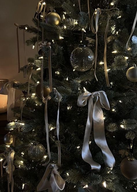 Christmas Tree Inspiration Silver, Christmas Tree Ideas Cozy, Raindrop Christmas Tree, Cozy Christmas Tree Decorations, Two Story Christmas Lights Outside, Vintage Santa Christmas Decor, White Gold Silver Christmas Tree, Christmas Aesthetic Instagram Story, Black And White Christmas Aesthetic