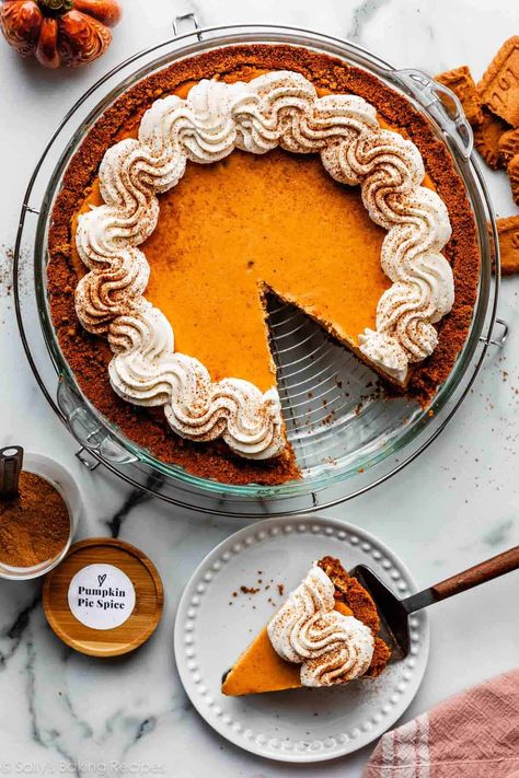 This pumpkin cheesecake pie is a flavorful and EASY variation of regular cheesecake. It's both quicker AND easier to make, and there's no water bath needed! Pair with a Biscoff cookie crumb crust and fresh whipped cream. Recipe on sallysbakingaddiction.com Leftover Pumpkin Puree, Pumpkin Cheesecake Pie, Peanut Butter Cream Pie, Pumpkin Swirl Cheesecake, Pumpkin Puree Recipes, Pumpkin Pie Cheesecake, Gingersnap Crust, No Bake Pumpkin Pie, Leftover Pumpkin