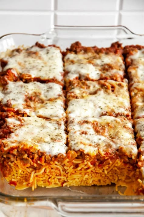 This Baked Spaghetti is a higher protein, lower fat version of Million Dollar Spaghetti that still tastes amazing and will fill that pasta craving while keeping your eating habits on track! With only 266 calories per serving you can definitely have seconds!! #spaghetti #skinny #healthy #lowfat #protein #weeknight #dinner #easy Low Calorie Spaghetti, Soft Flour Tortillas, Beef Enchiladas Recipe, Mexican Ideas, Low Calorie Pasta, Pasta Calories, Healthy Spaghetti, Beef Enchilada Recipe, Baked Spaghetti Recipe