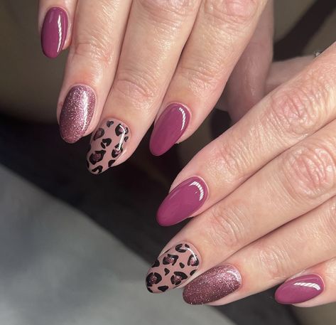 Winter Leopard Nails, Biab Nail Design Autumn, Fall Leopard Nail Designs, November Gel Nails Designs, Leopard Print Nails Glitter, Nail Art Leopard, Autumn Nails Animal Print, Fall Leopard Nails, Mauve Cheetah Nails