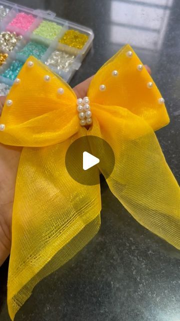 Cloth Clips Craft, Handmade Hair Bow Clips, Bow Accessories Hair, How To Make Bow For Dress, Bow For Hair Diy, How To Make A Bow With Cloth, Ribbon Pattern Design, Cloth Bows Diy, How To Make A Bow Out Of Fabric