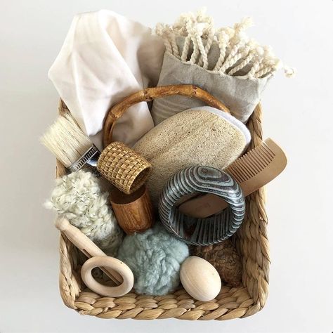 Treasure Baskets For Babies, Baby Treasure Basket, Baby Play Ideas, Sensory Basket, Toddler And Baby Room, Treasure Basket, Heuristic Play, Infant Classroom, Baby Sensory Play