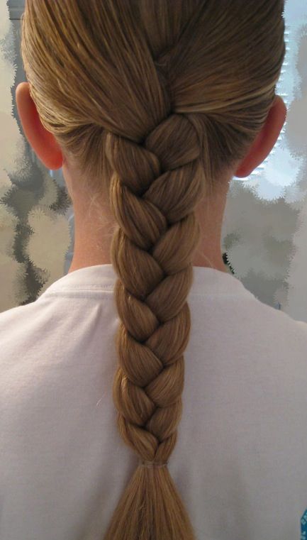 A pretty regular braid it's cute u take 3 strans of hair and then cross them over and over again Cute Regular Braid Hairstyles, Regular Braid Hairstyles, 2 Plaits Hairstyles, Single Braid Hairstyles, Hero Hairstyles, Regular Braids, 3 Strand Braid, Regular Braid, Invisible Braids