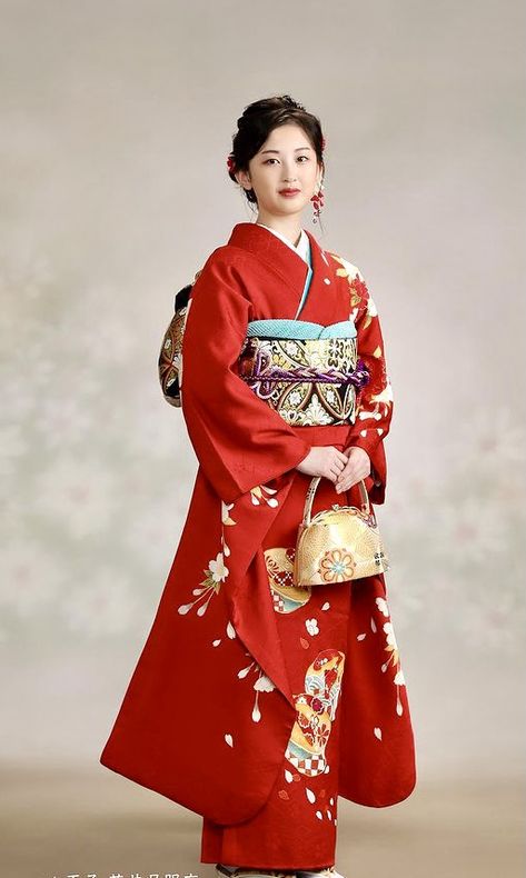 Geisha Dress Traditional Kimono, Red Kimono Traditional, Japanese Dress Traditional, Kimono Outfit Japanese, Red Kimono Outfit, Kimono Aesthetic, Pretty Kimonos, Furisode Kimono, Japanese Traditional Clothing