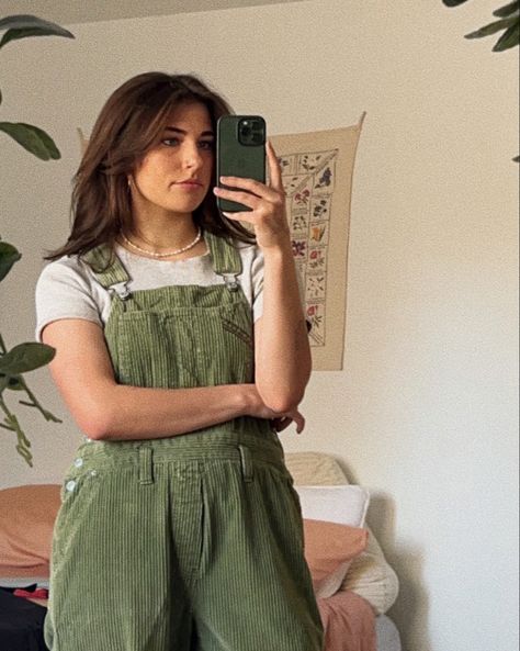 thrifted secondhand fashion pearl necklace outfit inspo Green Dungarees Outfit, Dungarees Outfit Aesthetic, Corduroy Overalls Outfit, Green Dungarees, Overalls Outfit Aesthetic, Dungarees Outfit, Denim Overalls Outfit, Pearl Necklace Outfit, Dungaree Outfit