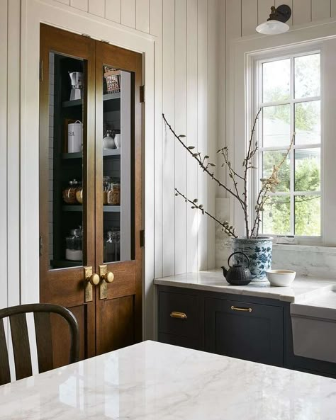 Inspiring Pantry Door Ideas We're trying to decide on what type of pantry door to put in our new kitchen. #kitchen #pantry #pantrydoor English Cottage Kitchens, Wooden Pantry, Cottage Renovation, Interior Minimalista, Classic Kitchen, Kitchen Corner, Pantry Door, Pantry Design, Decoration Inspiration