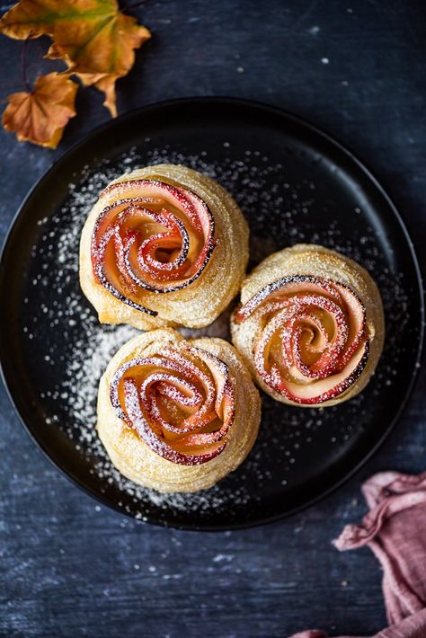 Apple Rose Tarts #applerose #puffpastry #puffpastrytart #applerosetart Puff Pastry Apple Roses, Apple Roses Puff Pastry, Sugar Free Pastries, Easy Puff Pastry Desserts, Apple Rose Tart, Puff Pastry Apple, Puff Pastry Recipes Dessert, Easy Thanksgiving Dessert Recipes, Simple Pie