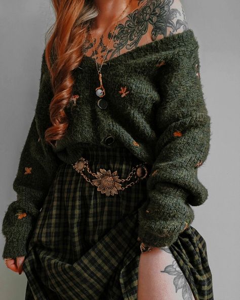 Modern Day Wizard Outfit, Green Closet Aesthetic, Witchy Christmas Outfit, Whimsigoth Christmas Outfit, Casual Whimsical Outfits, Cool Belt Outfit, Cosy Fall Outfits, Librarian Style Outfits, Cosy Outfit Aesthetic