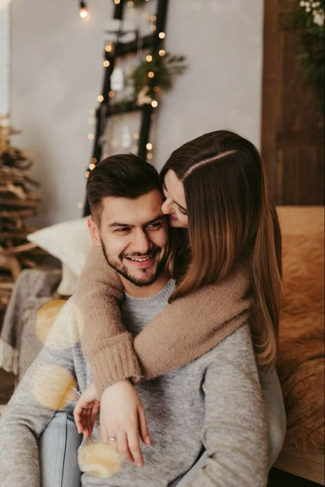 Christmas Couple Photoshoot Ideas, Christmas Pfps Aesthetic, Dress Outfits Christmas, Pfp Aesthetic Christmas, Couples Christmas Photoshoot, Christmas Photography Couples, Boyfriend Photoshoot, Christmas Pfp Aesthetic, Couple Photo Pose