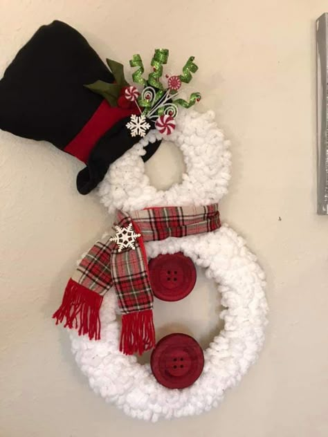 Loopy Yarn, Christmas Yarn, Snowman Christmas Decorations, Christmas Mesh Wreaths, Christmas Wreaths To Make, Snowman Wreath, Christmas Decorations Diy Outdoor, Diy Christmas Decorations Easy, Xmas Diy