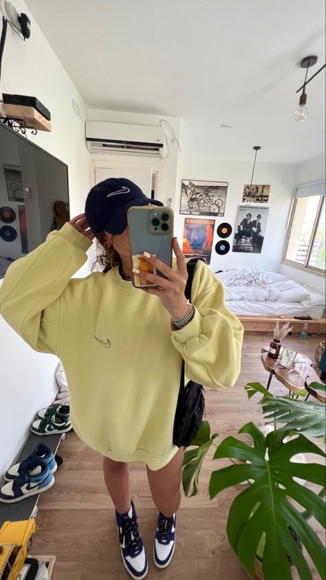 Street Style Room Aesthetic, Street Wear Girl, Flat Bedroom, Street Wear Aesthetic, Simple Streetwear, Street Style Aesthetic, Streetwear Girl, Room With Plants, Room Aesthetic