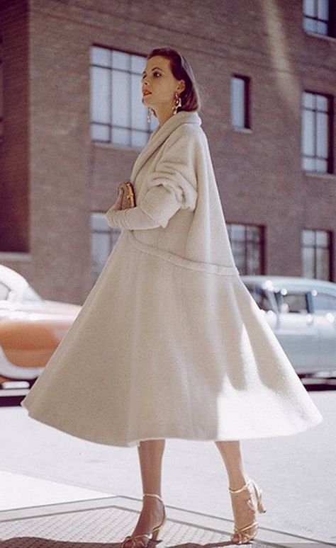 White Wool Swing Coat, photo Nina Leen 1954 Nina Leen, Vestidos Pin Up, Look Retro, Fashion 1950s, Neue Outfits, Vintage Couture, Vestidos Vintage, White Coat, Moda Vintage