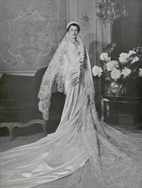 vintage everyday: 42 Glamorous Wedding Dresses from the 1920s and 1930s 1930 Wedding Dress, 1930 Wedding, Vintage Antique Wedding, 1930s Wedding Dress, Glamorous Wedding Dresses, Vintage Bridal Fashion, 1930s Wedding, Nostalgic Wedding, 20s Wedding