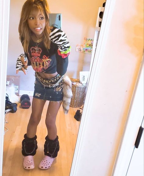 Ganguro Gyaru Outfit, Gyaru Fashion 90s, Mamba Gyaru Outfit, Black Gyaru Aesthetic, Tsyume Gyaru, Goshikku Gyaru Outfits, Black Gyaru, Gyaru Y2k, Kuro Gyaru