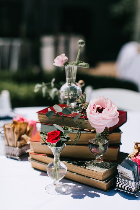 books and bud vase table decor for wedding reception Diy Bud Vases, Centerpieces Books, Bud Vases Wedding, Budget Wedding Flowers, Book Centerpieces, Book Themed Wedding, Diy Wedding Reception, Reception Table Decorations, Mystery Dinner