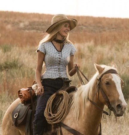 Elsa Dutton Costume, Elsa From 1883, 1883 Yellowstone Elsa, Elsa Dutton 1883, Elsa Dutton Aesthetic, 1883 Aesthetic, Elsa 1883, 1883 Elsa, 1883 Tv Series