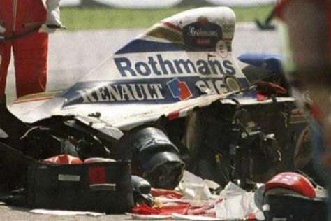 1 de maio de 1984: Ayrton Senna deixa o mundo do desporto em choque com um acidente fatal no Grande Prémio de San Marino em Fórmula 1. Um adepto norueguês, ThomasGronvold, captou as imagens da prova e divulgou um vídeo com 25 minutos. Senna Crash, F1 Crash, Gerhard Berger, Damon Hill, Video Sport, Aryton Senna, Gilles Villeneuve, Formula Uno, Sport Automobile