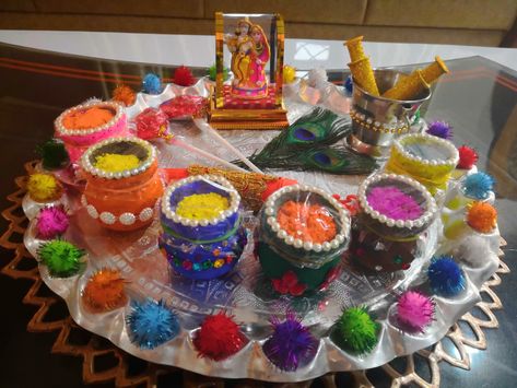 Holi Gift Ideas, Holi Gift Packing Ideas, Holi Packing Ideas, Holi Hamper Packing, Tilwa Decoration, Holi Decorations Ideas, Holi Platter, Holi Decor, Holi Decoration