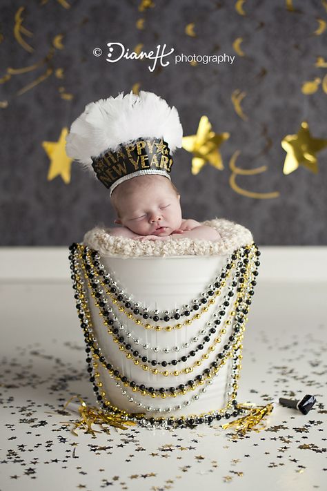 In case he's born on New Years day, which I have a feeling he will. New Years Ideas, Baby Holiday Photos, Irish Twins, Baby New Year, January Baby, Baby Christmas Photos, Monthly Baby Pictures, Baby Calendar, Outdoor Baby