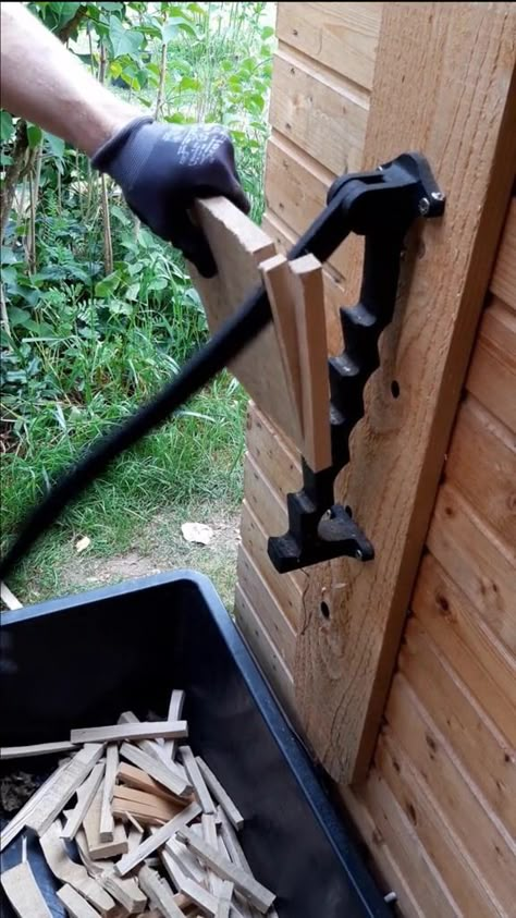 Kindling Splitter, Wood Splitting, Wood Splitter, Firewood Storage, Wood Shed, Outdoor Diy Projects, Backyard Diy, Outdoor Decor Backyard, Outdoor Diy